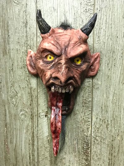 Beelz creepin up the walls Mount