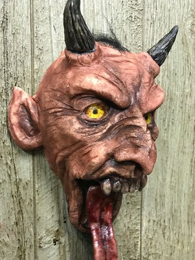 Beelz creepin up the walls Mount