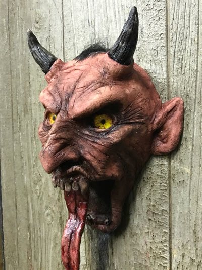 Beelz creepin up the walls Mount