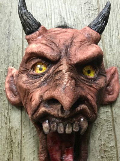 Beelz creepin up the walls Mount